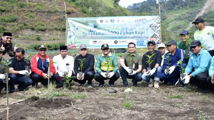 Kemenag Aceh Tengah dan BI Lhokseumawe Tanam Kopi Wakaf
